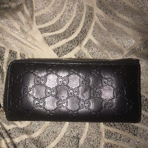Gucci Slim Signature Zip-around leather wallet
